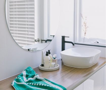 Reflekta Round Pencil Edge Mirror 800mm Lifestyle