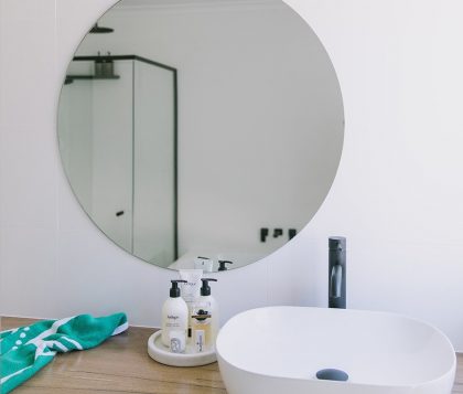 Reflekta Round Pencil Edge Mirror 800mm Lifestyle